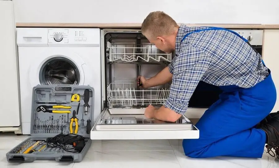 Urla İmmergas servisi teknisyen ekibi beyaz eşya tamiri yaparken